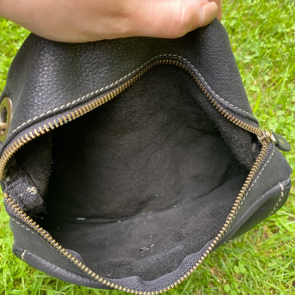 ROOTS crossbody tribe leather buckle front purse black - Picture 8 of 8